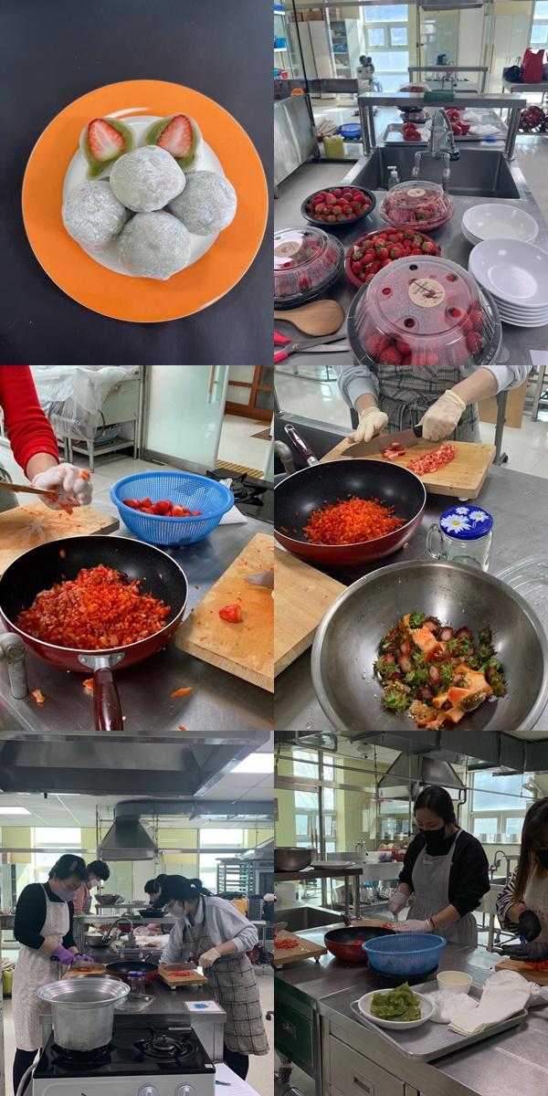 딸기모찌모찌 입니다.