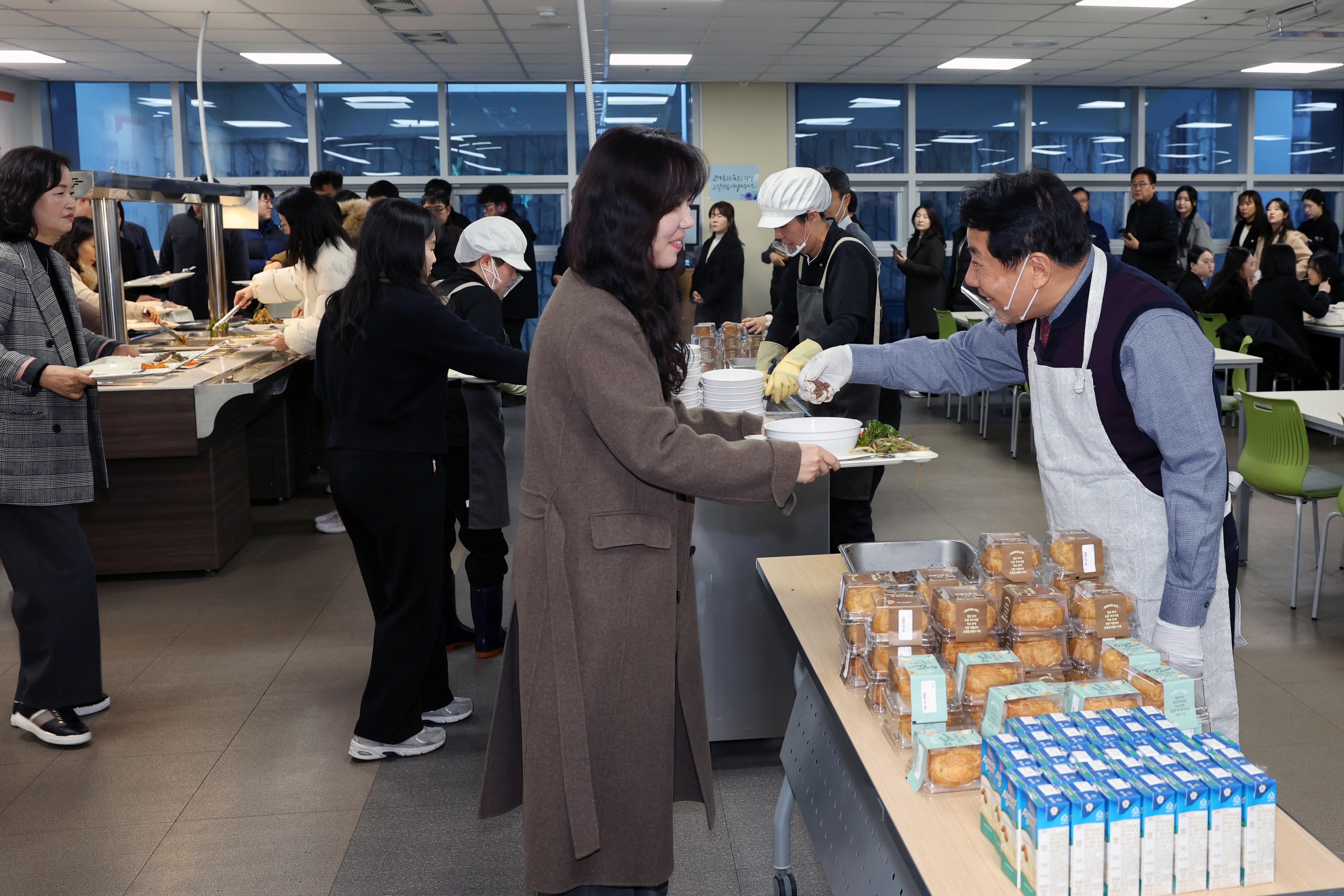 양산시장, 새해 직원 격려 구내식당 배식봉사(2026. 1. 2. 시청 구내식당)