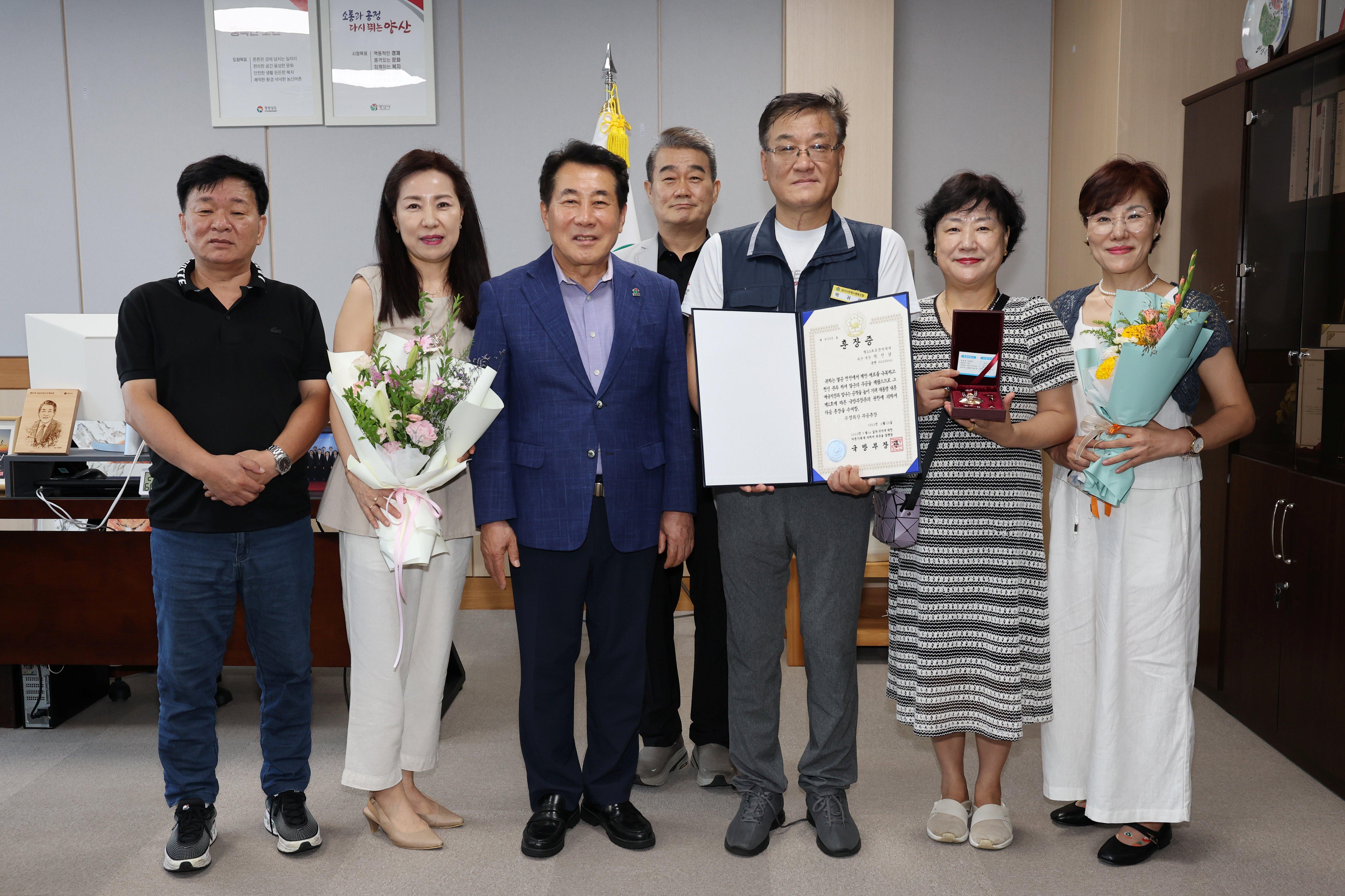 양산시, 6.25 참전유공자 유족에 화랑무공훈장 전수(2025. 8. 26. 집무실)
