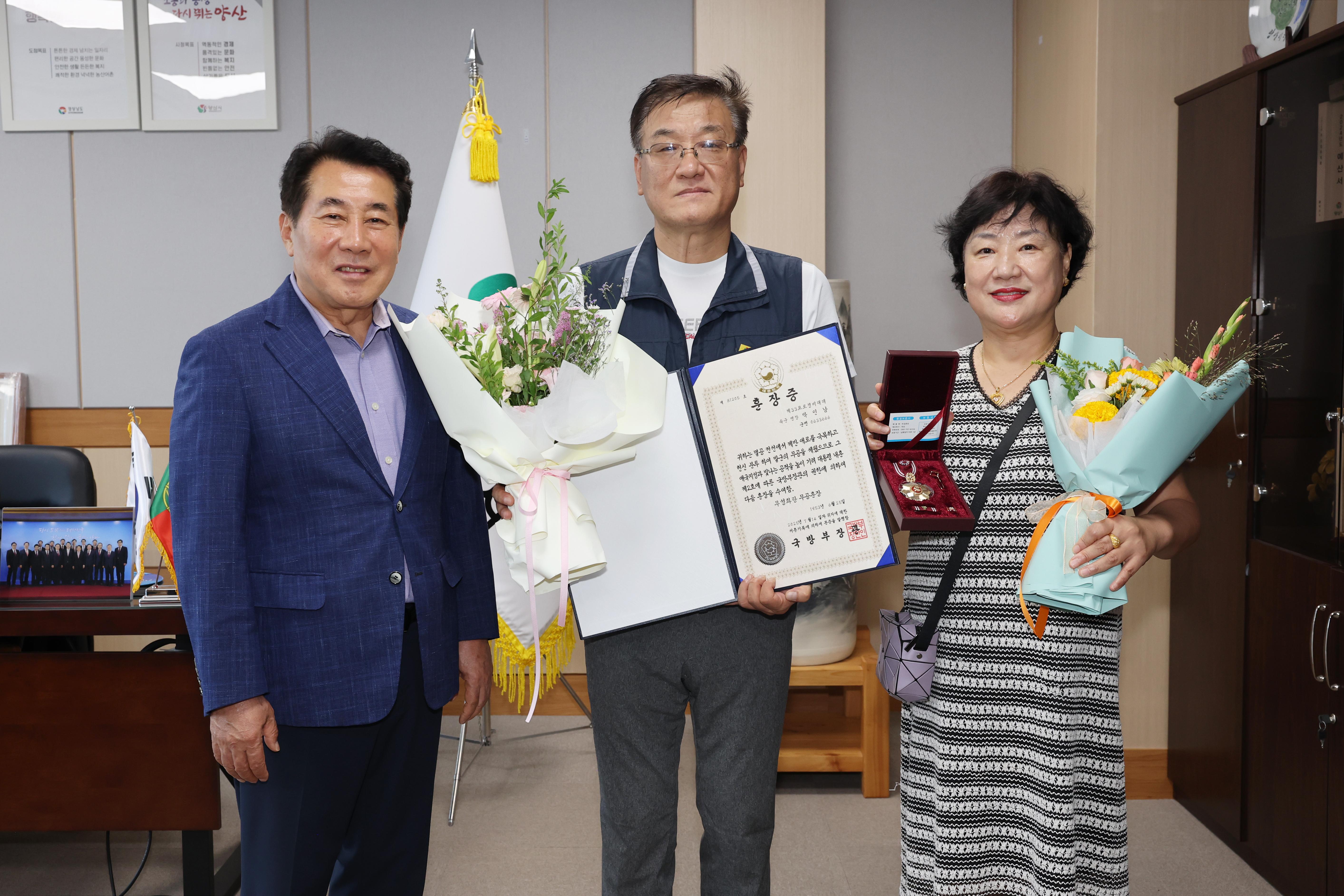 양산시, 6.25 참전유공자 유족에 화랑무공훈장 전수(2025. 8. 26. 집무실)