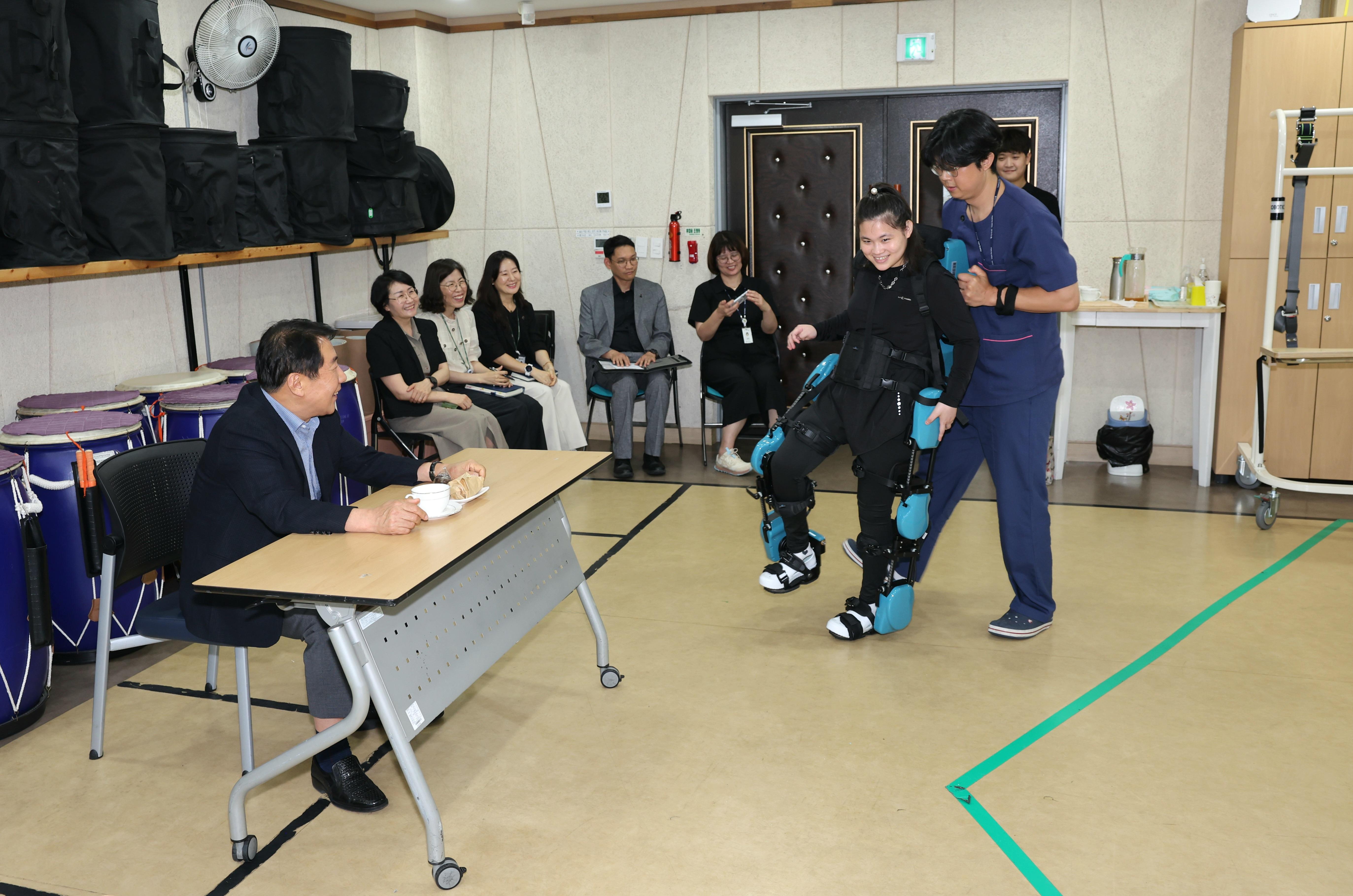 ‘웨어러블 돌봄로봇’ 보행장애인들에게 희망 선사(2025. 8. 7. 양산시장애인복지관)